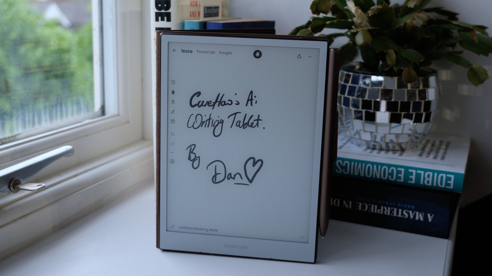 Cuneflow’s E-Paper Writing Tablet Uses AI To Record And Transcribe Meetings