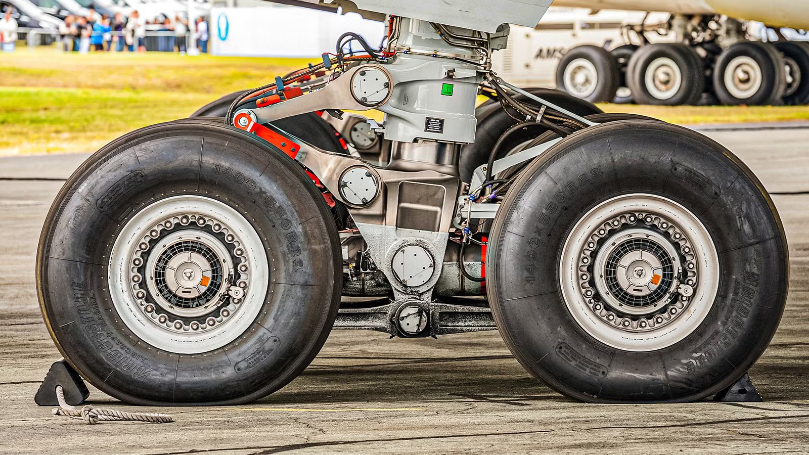 The 5 Key Landing Gear Differences Between The Boeing 787-10 Dreamliner & Airbus A350-900