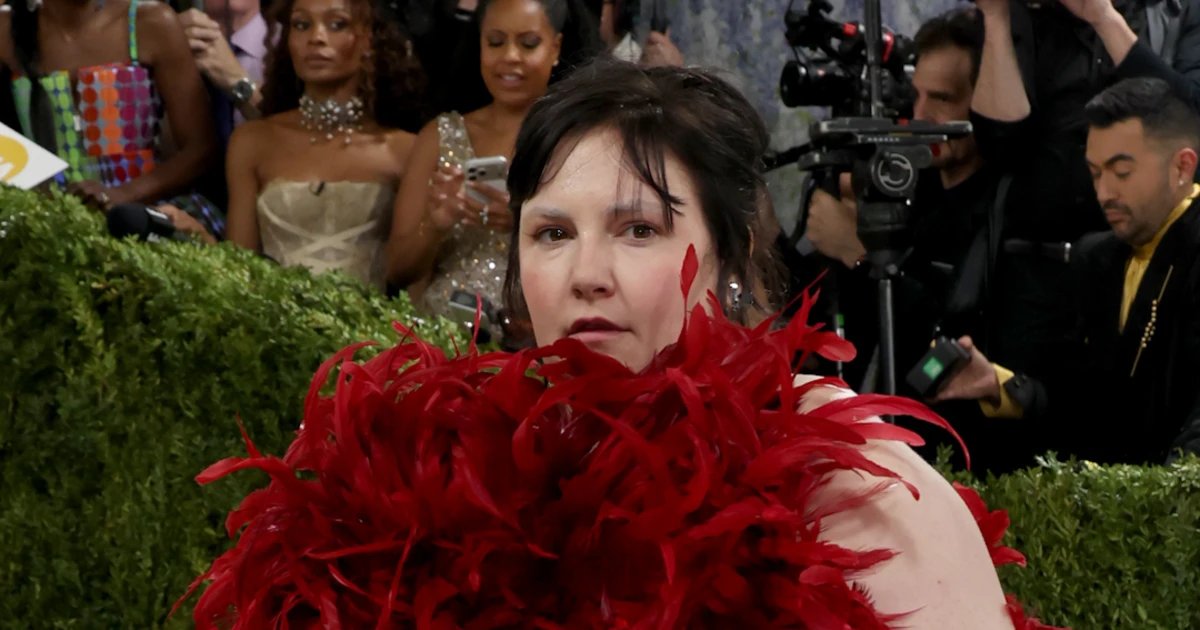 Lena Dunham takes flight in red feathered dress
