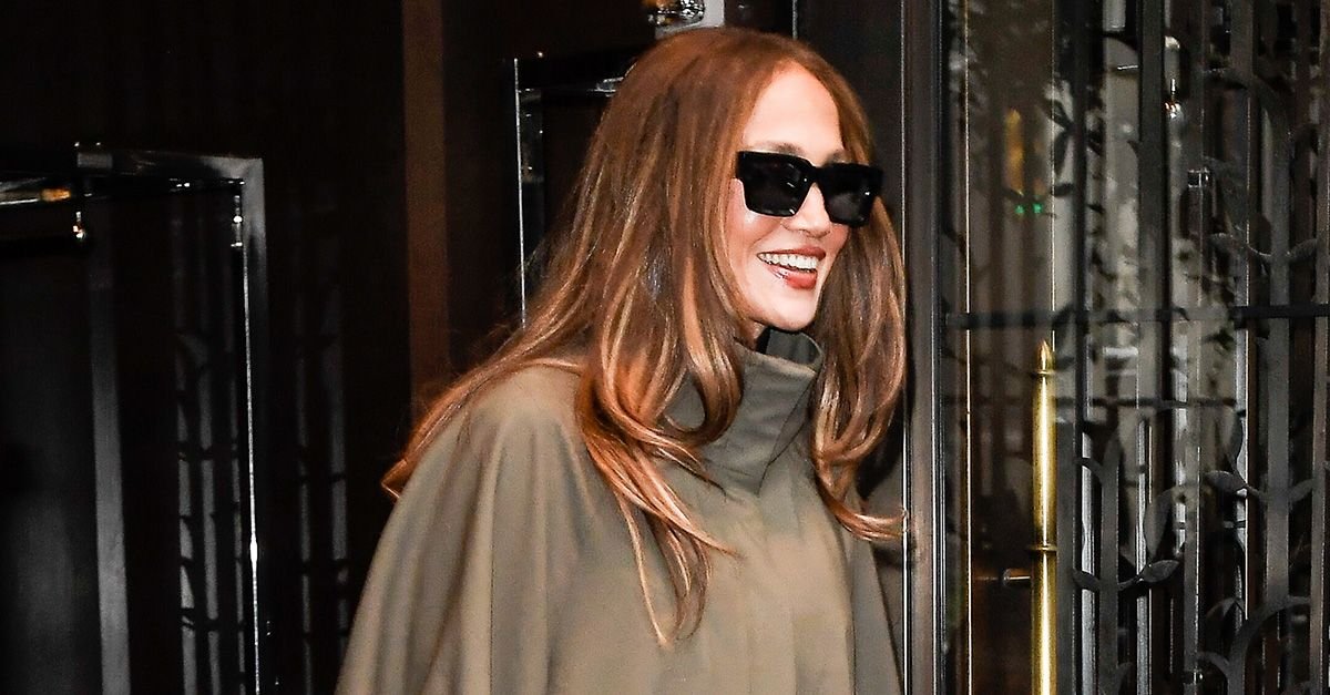 Jennifer Lopez Knows Which Shoes to Wear With Summer Pants