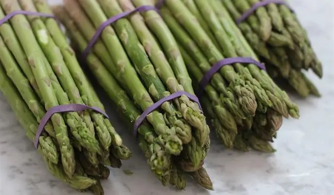 Recipe: Asparagus dressed in saffron and sunchoke goat cheese flan – BC