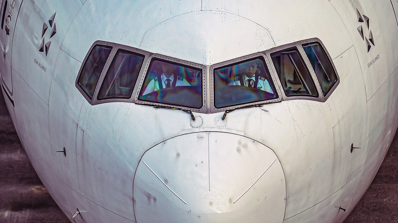 The Real Reason Pilots Say Feet Instead Of Meters & Why Changing It Would Ground Aircraft Globally