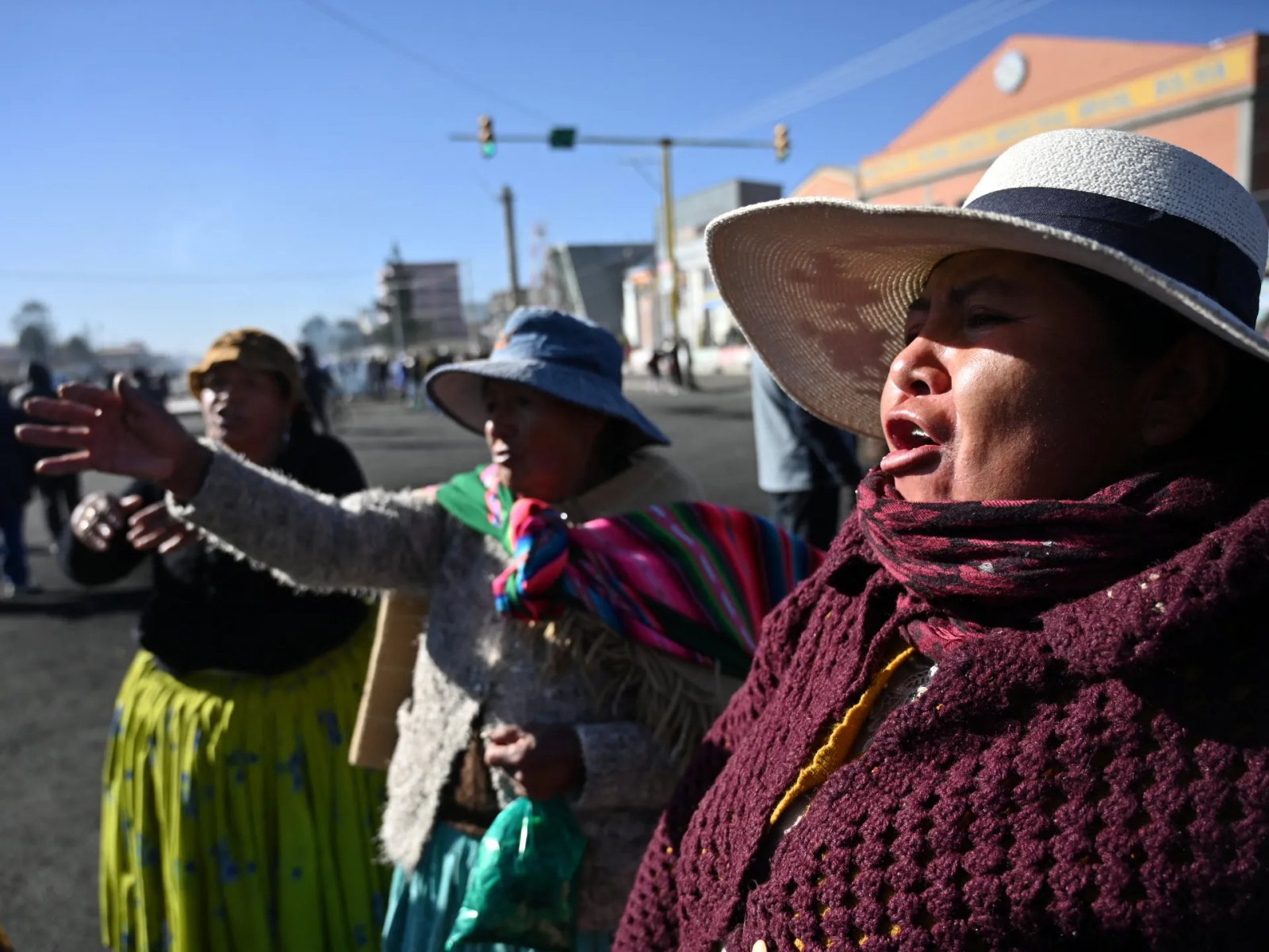 Bolivia launches early-morning crackdown on roadblocks outside La Paz | Protests News