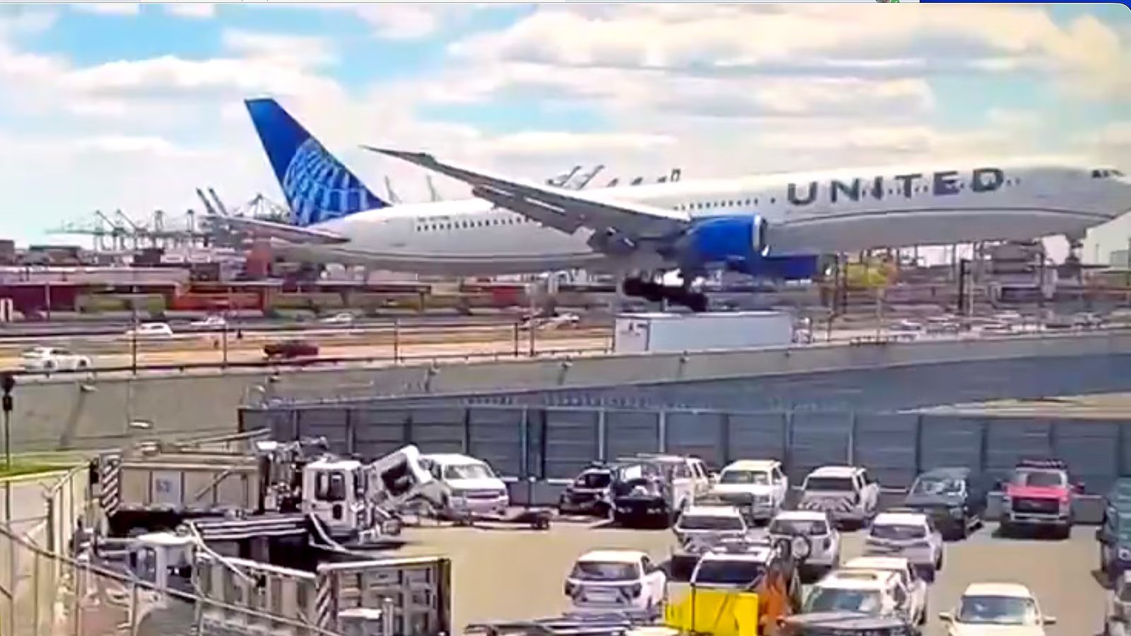 New video shows United Airlines flight strike pole, truck during Newark landing