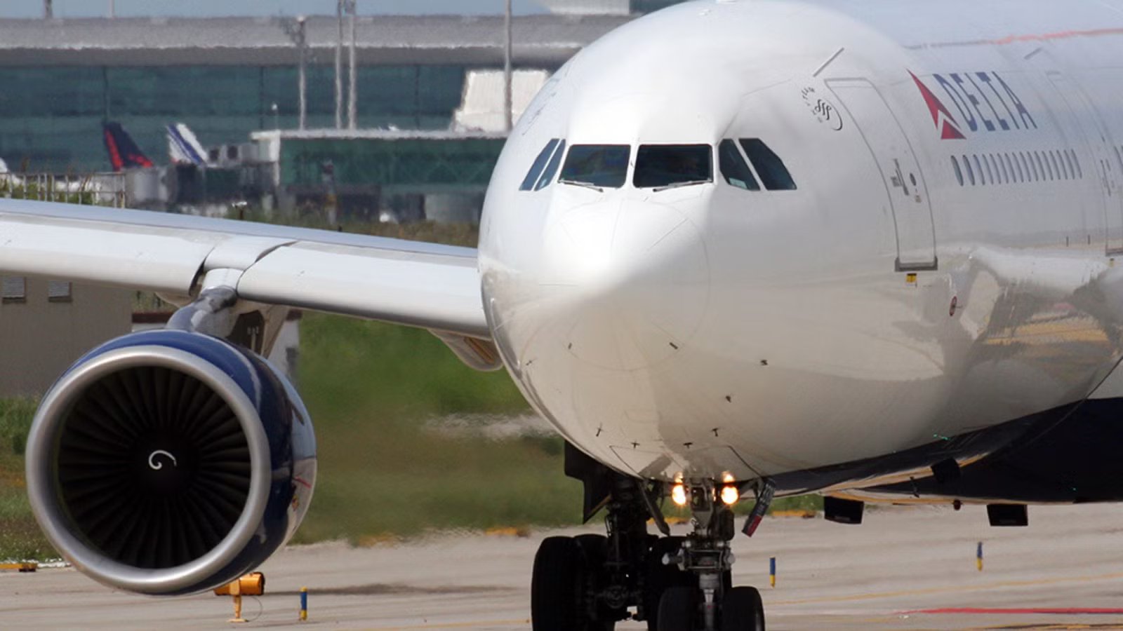 Delta A330 Makes Emergency Landing After Mid-Air Engine Fire Triggers Cabin “Blackout”