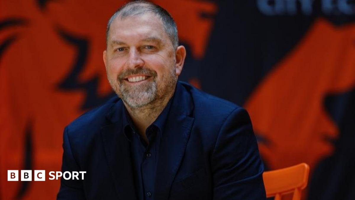 Salford City appoint Peter Cklamovski after sacking Karl Robinson