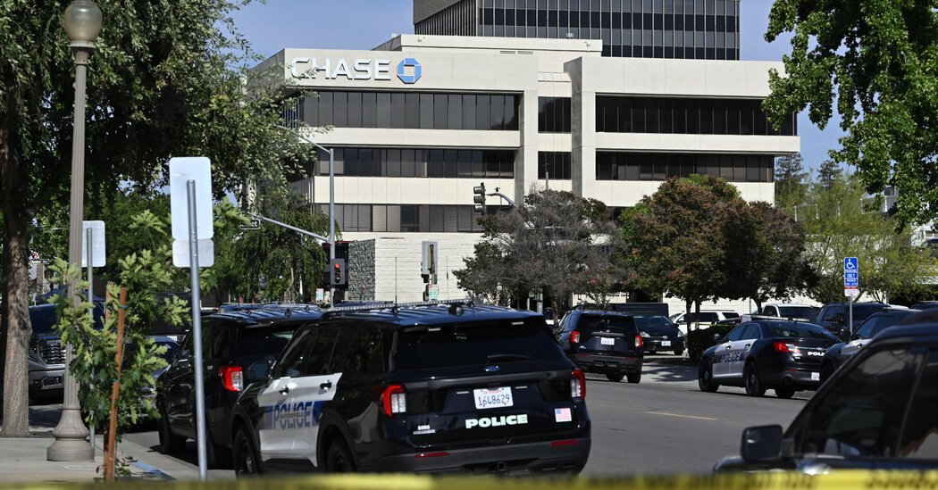 FBI Kills Suspect in Hostage Situation at Building With Bank in Bakersfield, California