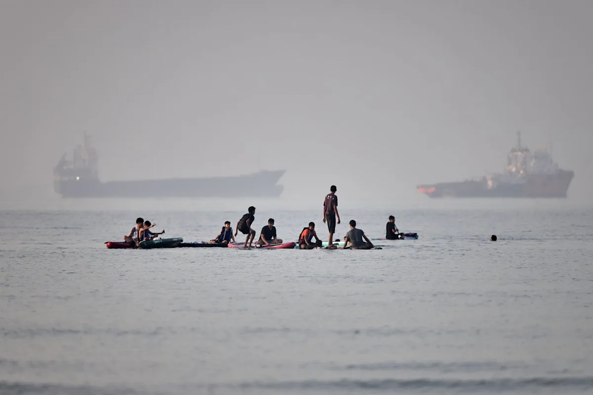 A new exchange of fire with Iran in the Gulf tests the fragile ceasefire