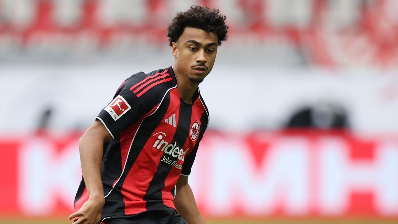 Transfer rumors, news: Arsenal, Bayern battle for Germany defender