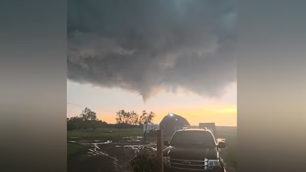 Tornado warnings again pop up around southern Manitoba
