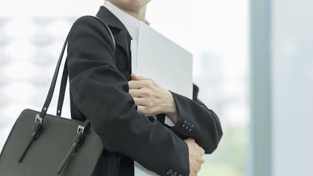 Want to switch jobs but can’t let go? You might be a job hugger