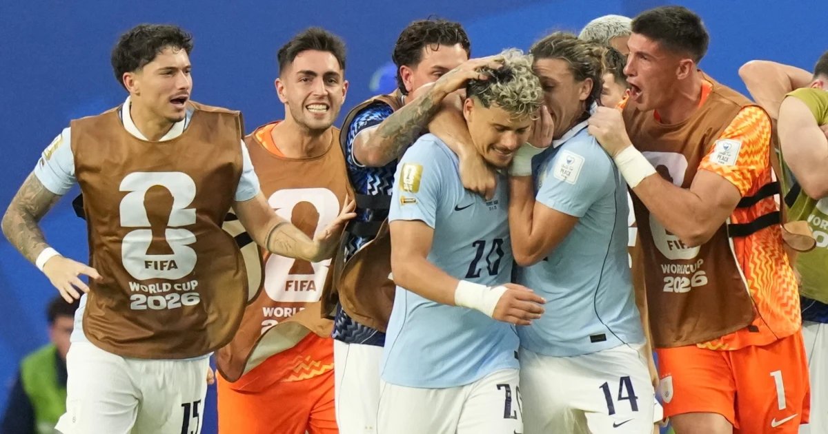 El banquillo uruguayo da un respiro tras el gol del empate de Maximiliano Araújo