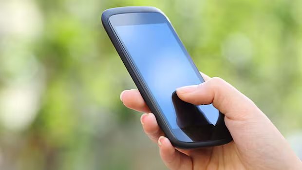 Bell, Telus under under fire for charging fees that ‘appear’ to violate new rules