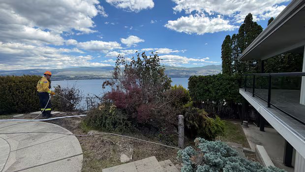 Hundreds of families return home after crews bring West Kelowna, B.C., wildfire under control