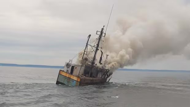 4 fishermen rescued after boat catches fire in Bay of Fundy