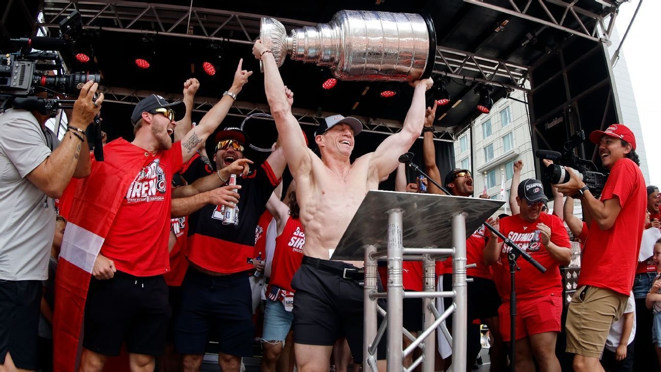 Hurricanes fans jam downtown Raleigh for Stanley Cup parade