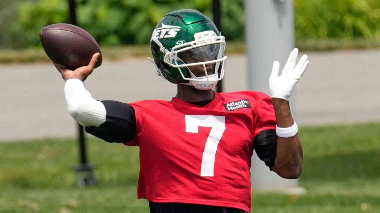 Cops investigate Jets QB Geno Smith after battery accusation