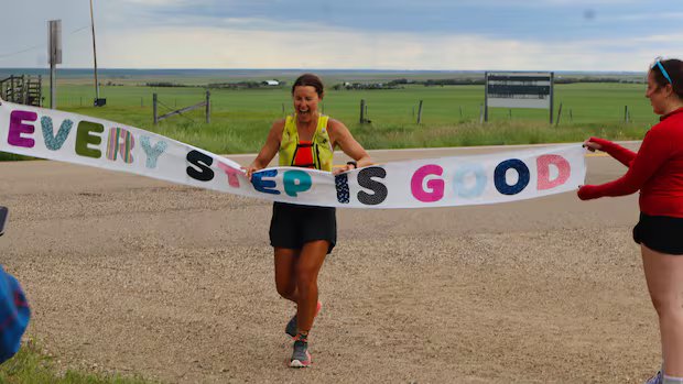 Tears and champagne as Saskatoon runner finishes 1,500-km north-to-south run in memory of her mother