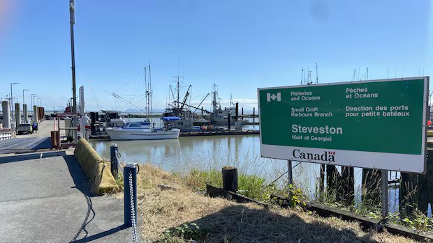 RCMP lead recovery of sunken boat, 6 presumed drowned in Strait of Georgia