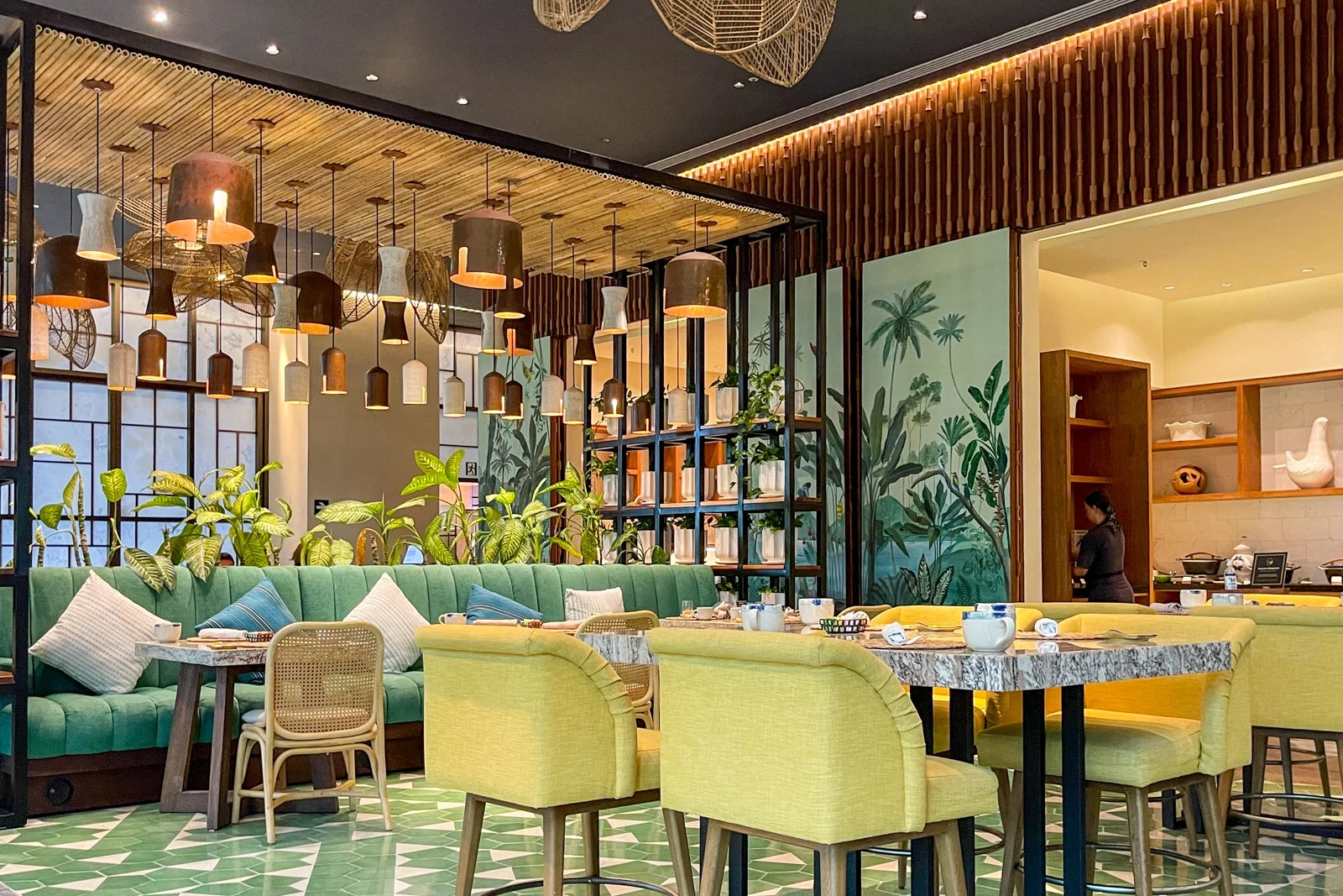 Which Hilton hotels offer free breakfast?