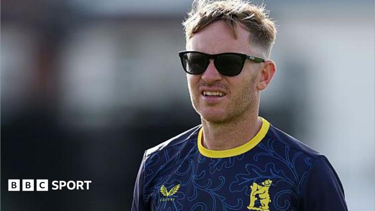 Ian Westwood: Warwickshire head coach pleased Bears in contention