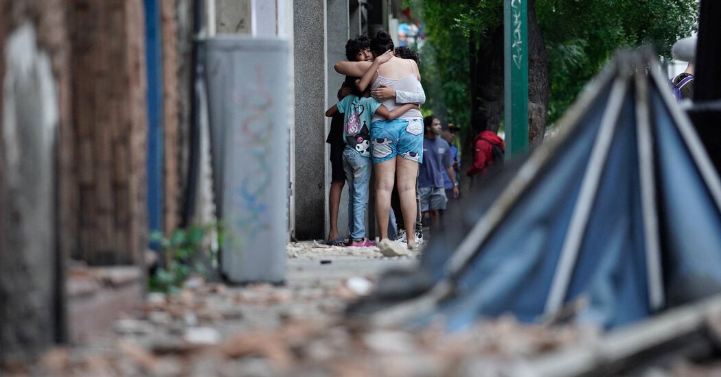 Venezuelans in South Florida Call Relatives and Organize Aid