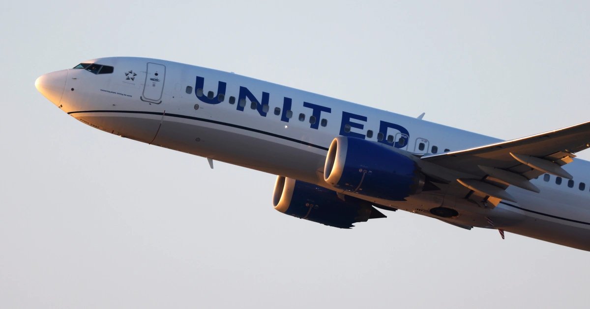 Man arrested after allegedly sneaking onto United Airlines flight with fake boarding pass