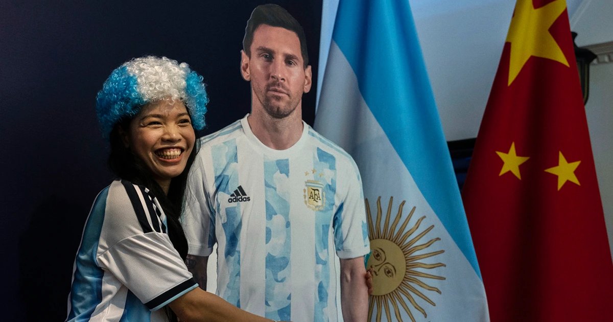 China World Cup fans cheer for referee Ma Ning