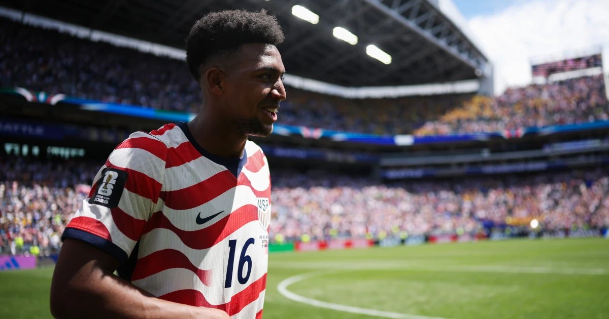 Football vs. fútbol: Who is the best Freeman? Dad Antonio salutes USMNT son Alex
