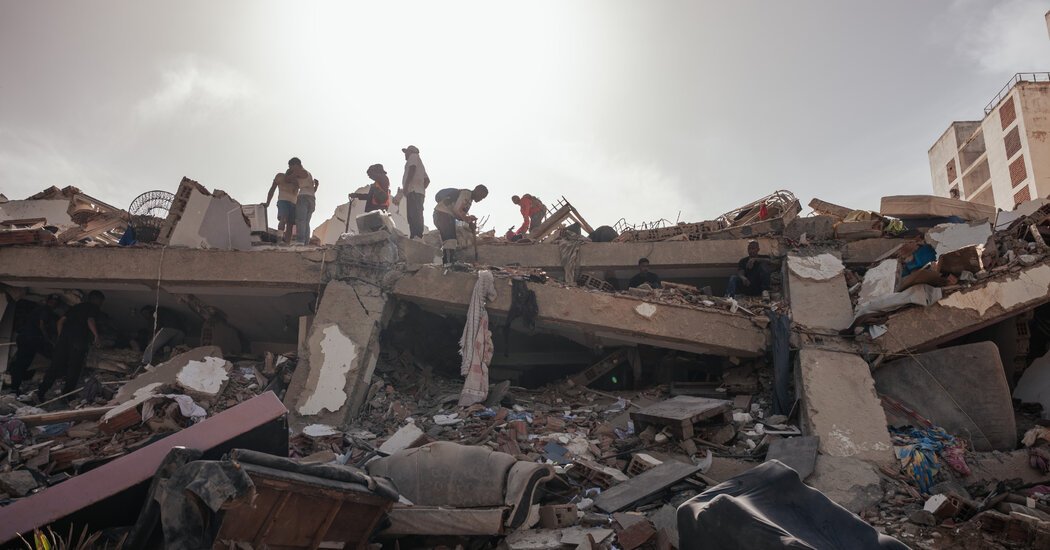 Venezuela Live Updates: Window to Find Earthquake Survivors Narrows as Death Toll Tops 900