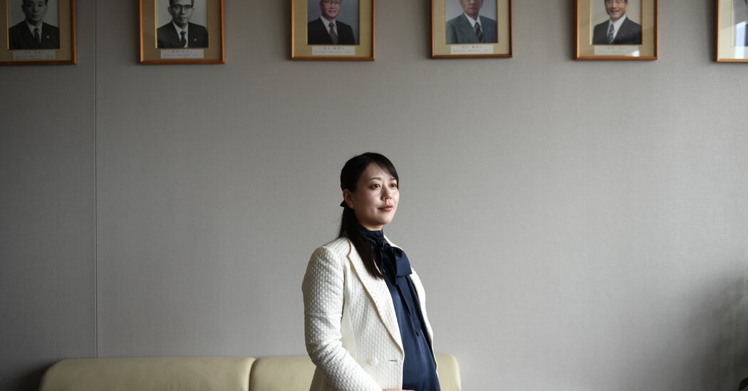 A Mayor Is Taking Maternity Leave in Japan. Some Men Are Furious.