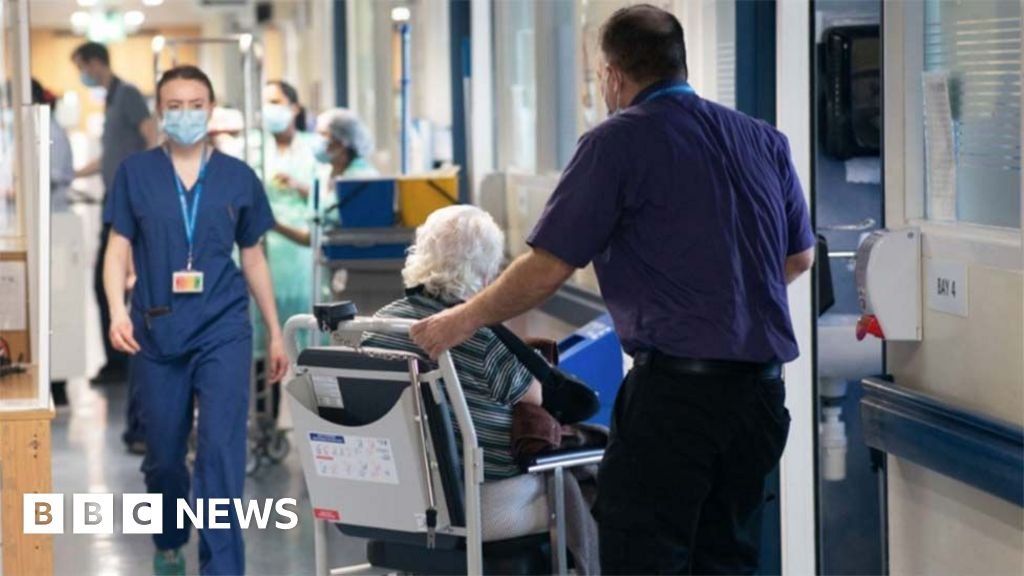 Nearly 3,000 patients a day face corridor care in NHS