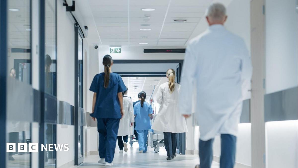 NI health: Consultants and specialist doctors begin strike action