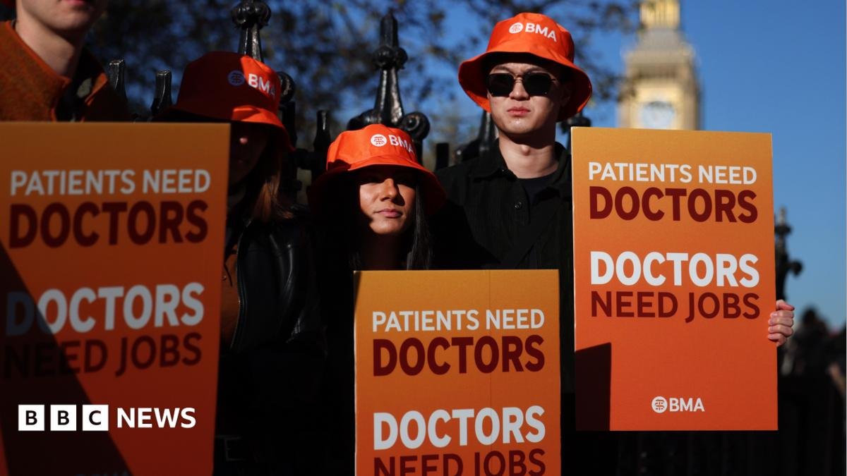 Resident doctors in England call off strike after new offer from government
