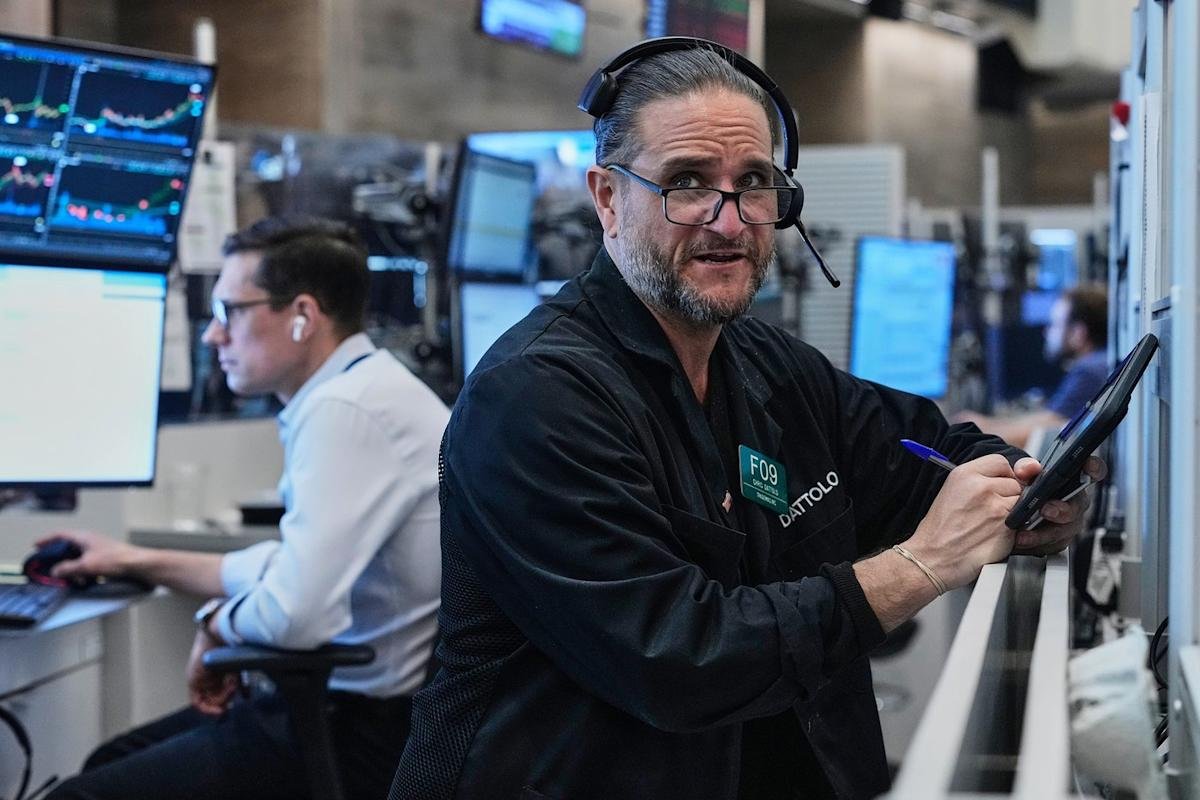 Wall Street yo-yos as AI stocks swing from gains to losses