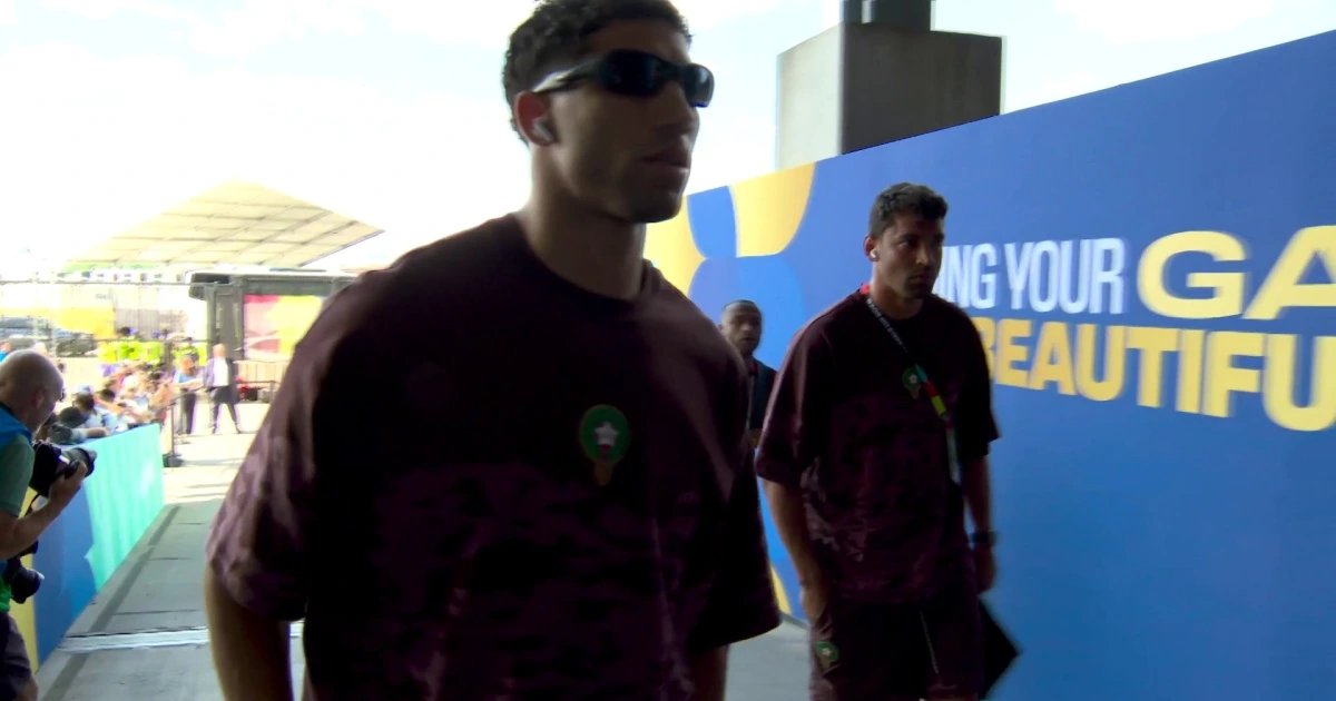 Tremendo look de Hakimi en su llegada para enfrentar a Brasil