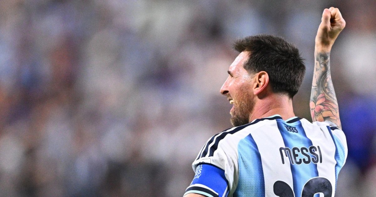 El rey sigue vigente: Hat-trick histórico de Messi en el debut argentino