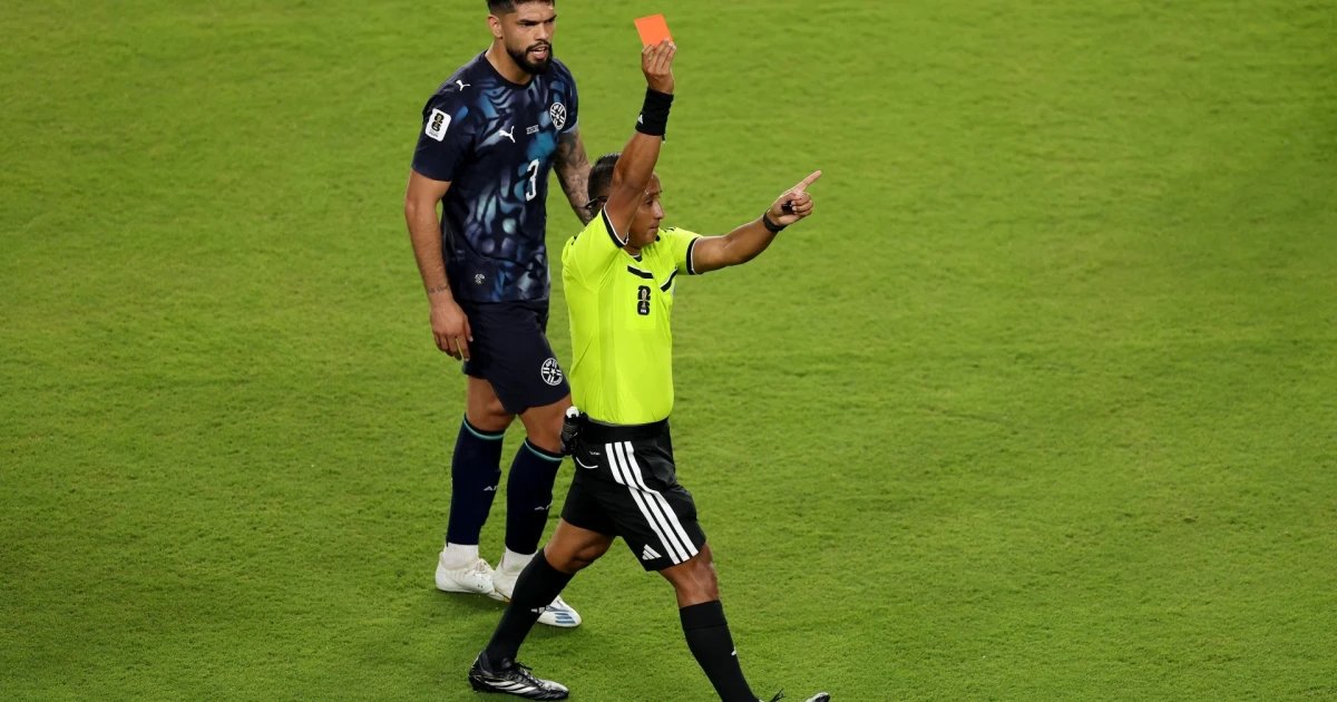 ¡Expulsión histórica! Almirón ve la primera roja por la nueva regla