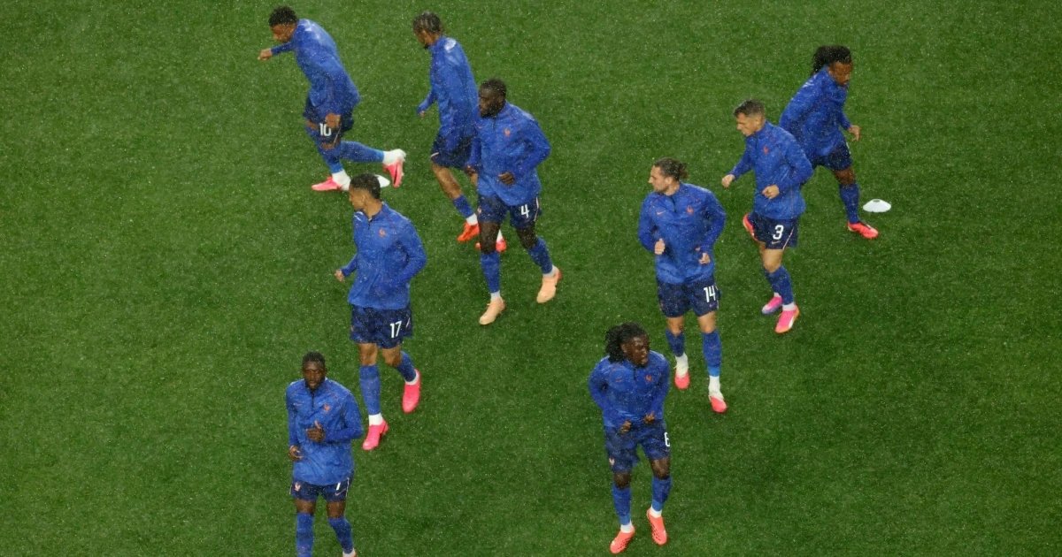 ‘Les Bleus’ vuelven a hacer calentamiento tras suspensión del partido