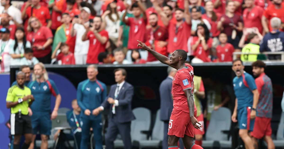 Nuno Mendes sorprende en el tiro libre y amplía la ventaja de Portugal