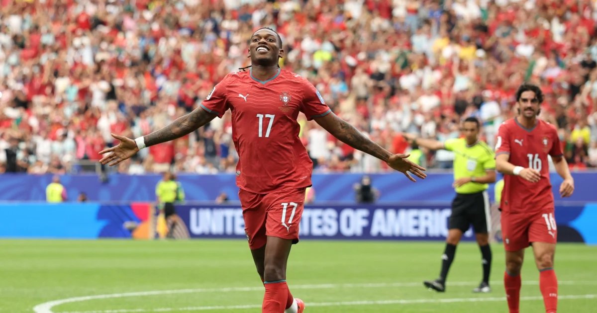 Rafael Leao cierra la goleada de Portugal con un potente remate