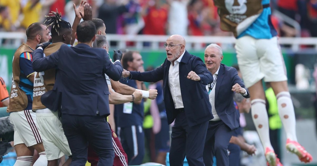 De la Fuente y el banquillo español celebran el gol de Baena