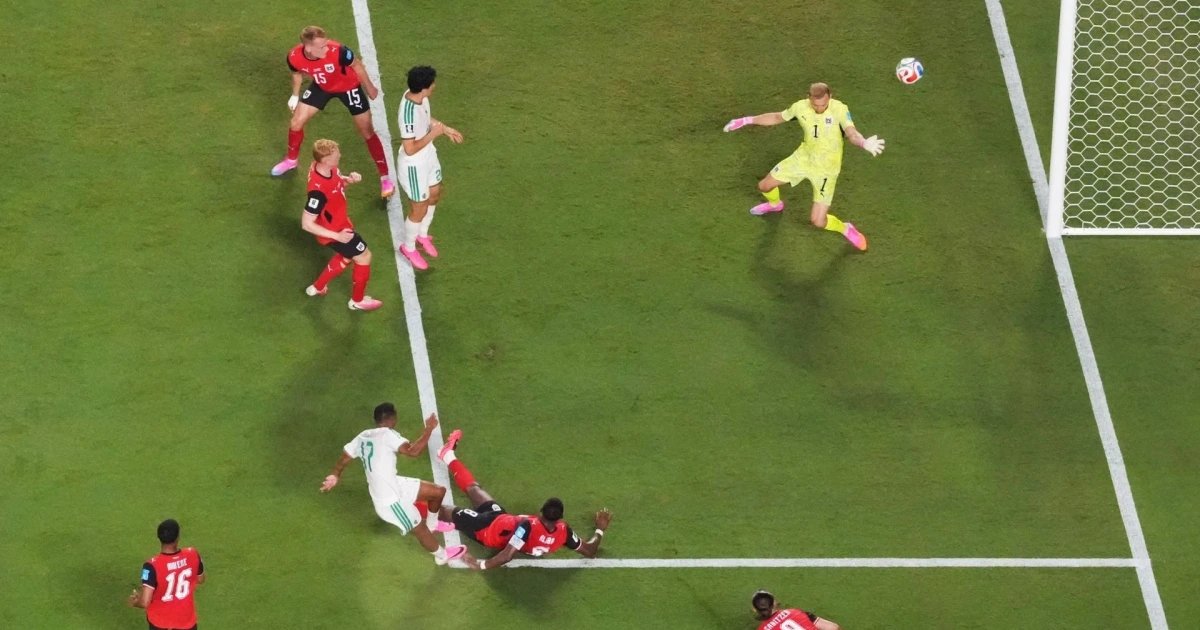 ¡Golazo! Rafik Belghali se quita a dos y la pone en el ángulo para el empate de Argelia
