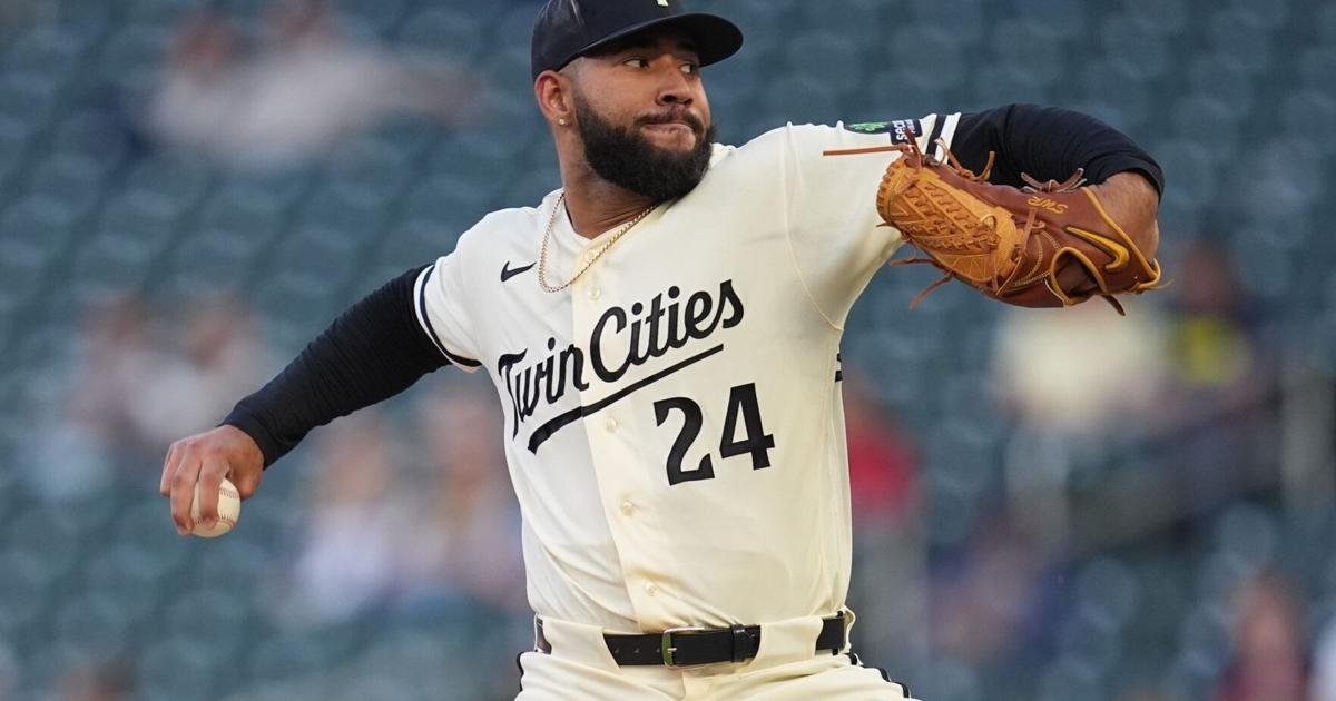 Blue Jays bring back Simeon Woods Richardson from Twins