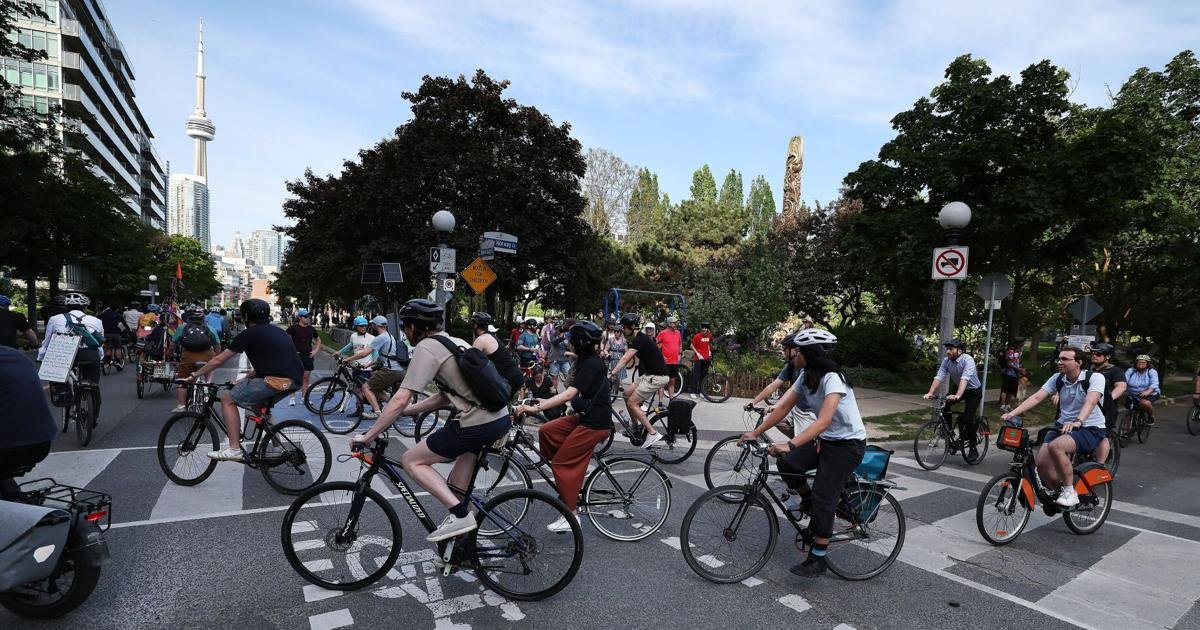 SIU investigating after cyclist tackled by Toronto police officers