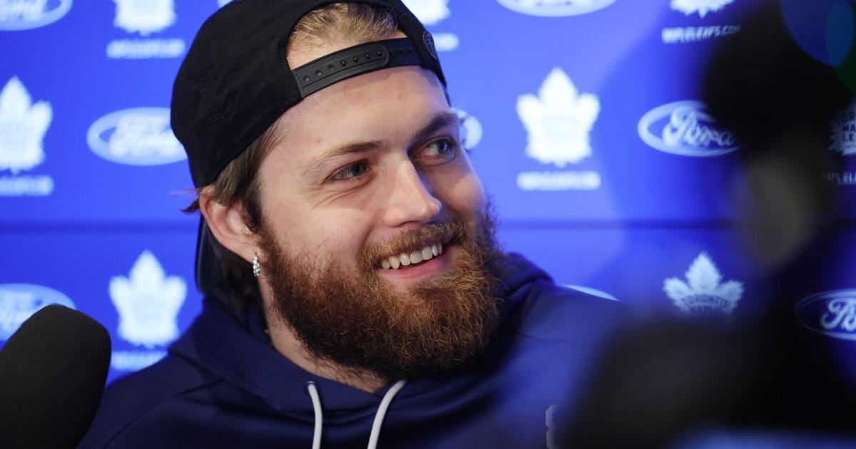 Nylander, Gausman join Luke Combs for a beer on stage in front of delighted fans at Toronto concert
