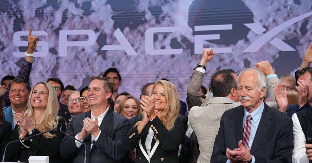 SpaceX soars 25% in Wall Street debut and makes Elon Musk the first trillionaire