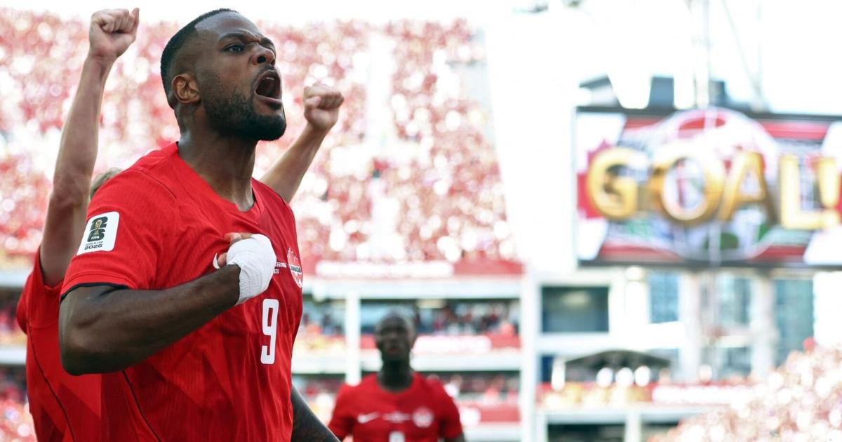 A nation lifts a nation: The home crowd pushes Canada to a draw in its World Cup opener
