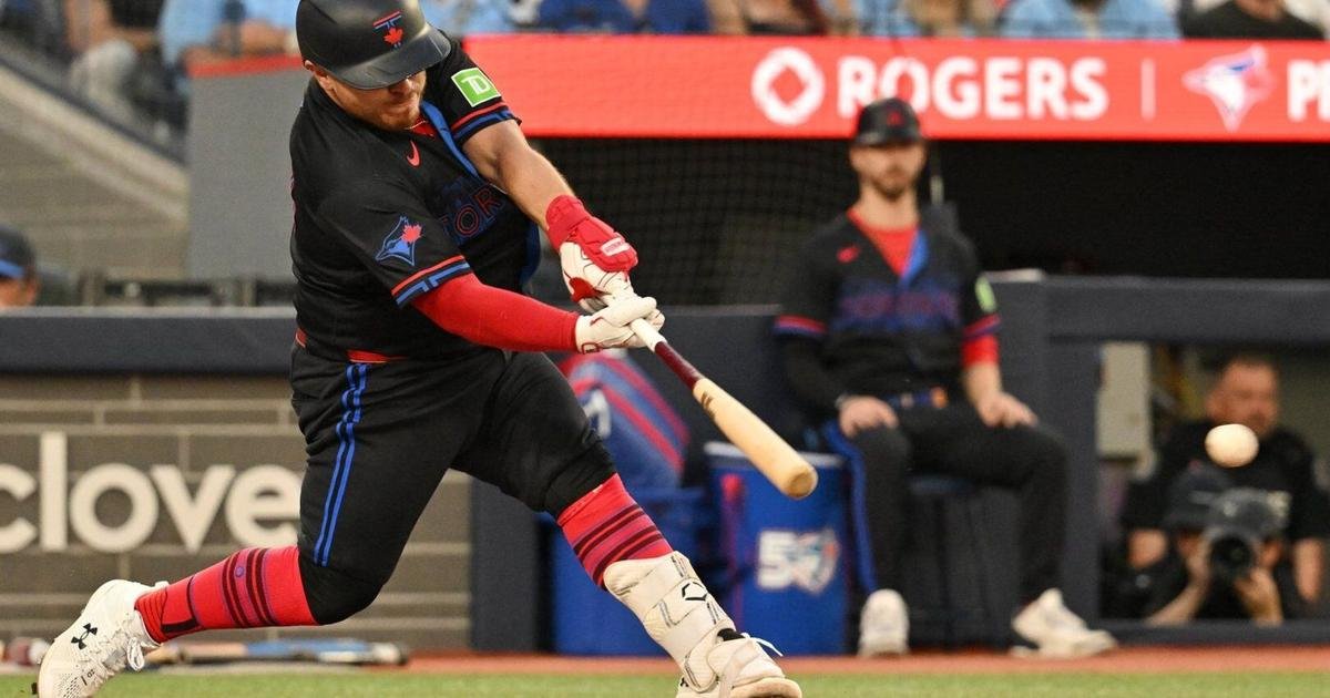 Kirk shines in return as Jays overpower Yankees 8-5
