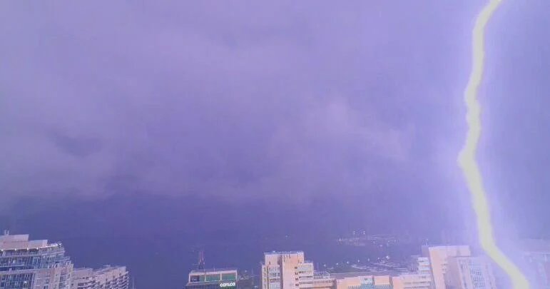 Ontario weather: Lightning in Toronto, tornado near London